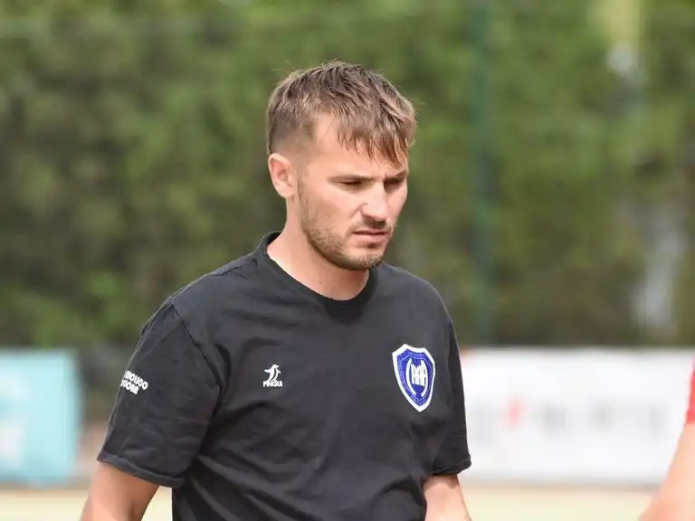 Nicolás Racca, entrenador de hockey femenino de Antártida Argentina.