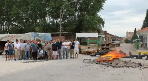 Azul: Una ceramista echó a 120 personas y los trabajadores paran la planta