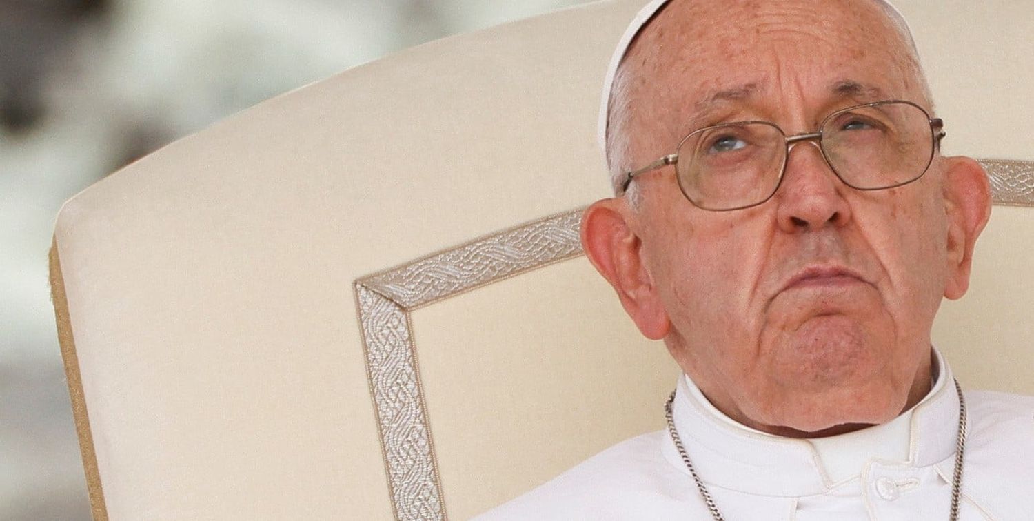 El Papa Francisco observa mientras celebra la audiencia general semanal en la Plaza de San Pedro en el Vaticano. Crédito: REUTERS.