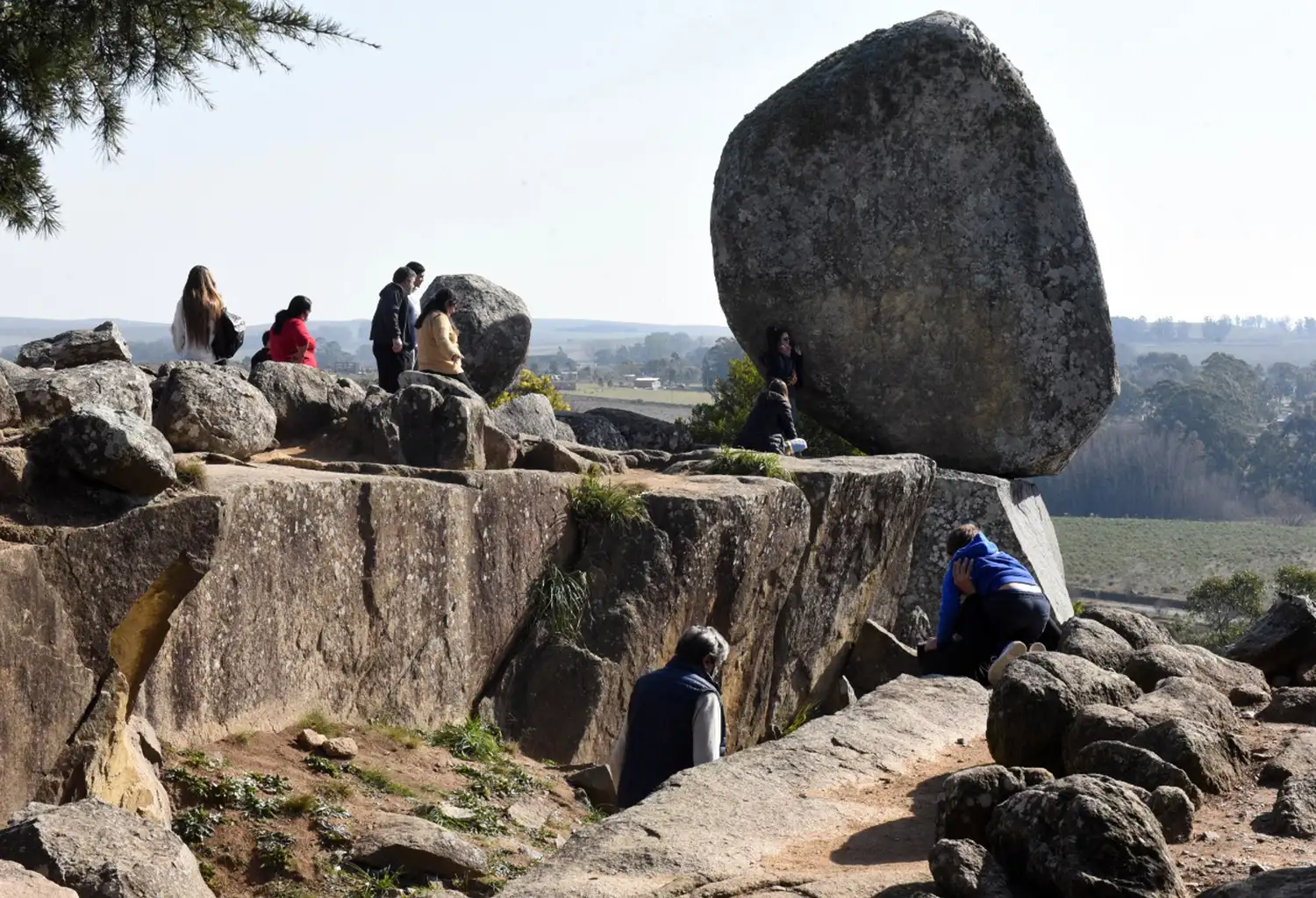 Turistas disfrutando en el Cerro El Centinela durante vacaciones de invierno.
