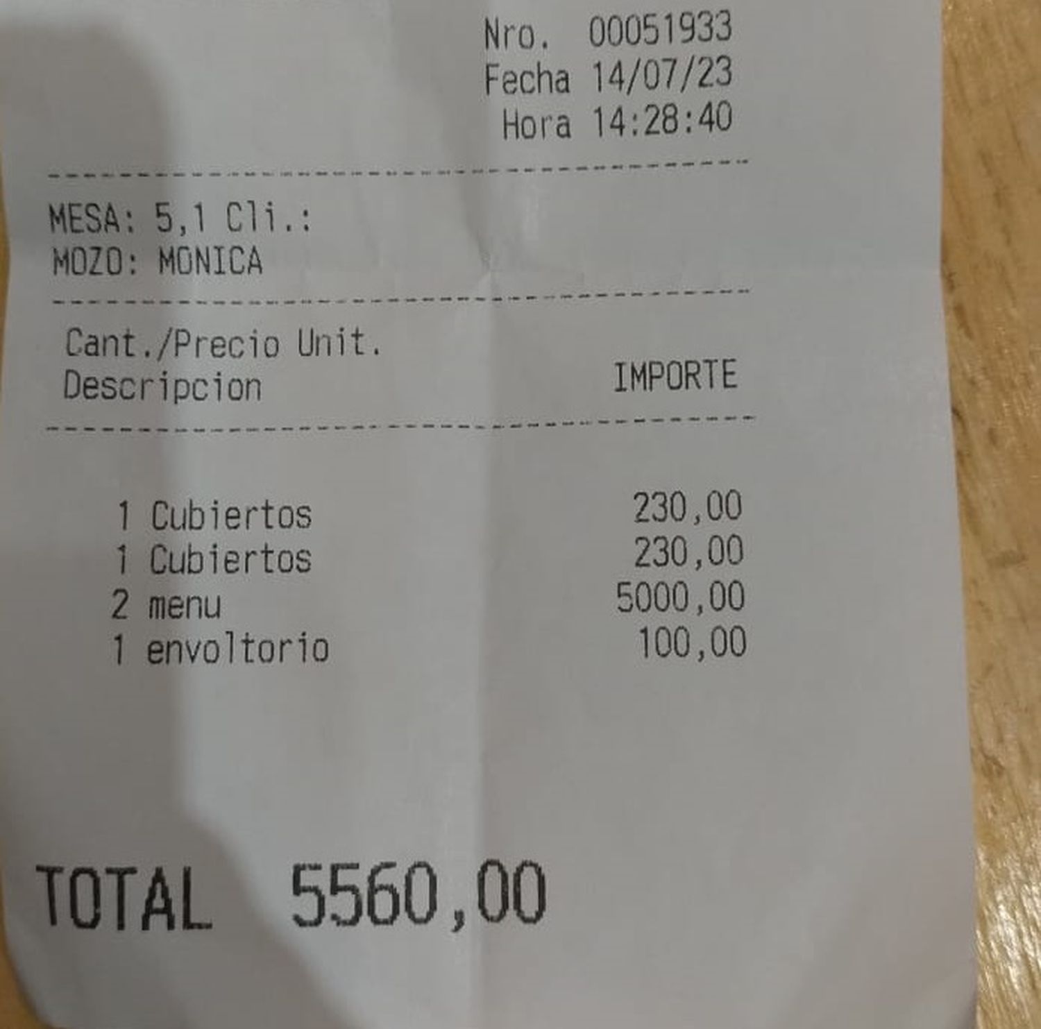 Turistas enojados: fueron a comer y les cobraron “envoltorio” para el asado que sobró