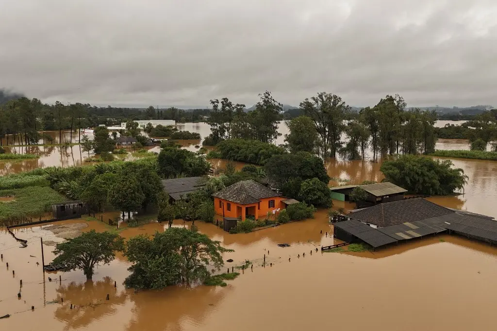 ¡CIFRA DE MUERTOS ASCIENDE A 136! Nuevo temporal pone en riesgo a socorristas en Brasil
