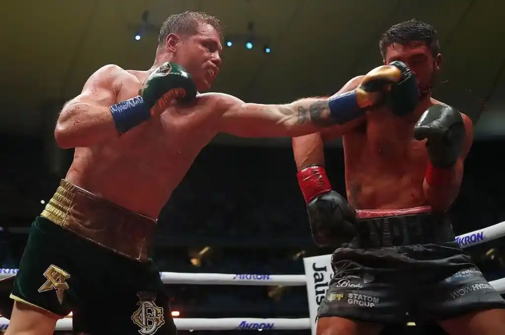 Canelo Álvarez ganó, pero los fanáticos lo liquidaron en las redes