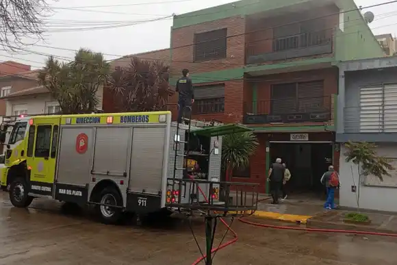 Incendio en un departamento de Bernardino Rivadavia: un hombre herido y ahogado por el humo
