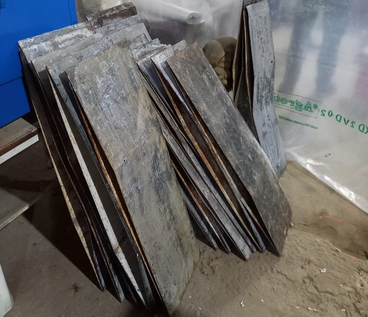 Las chapas recuperadas fueron acondicionadas para repintarlas y plotearlas con sus respectivos nombres y altura.
