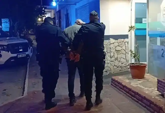 En el lugar había una ventana con el vidrio roto, el barral de la cortina desprendido, una taza destruida, elementos de higiene desparramados y el cable de antena del televisor arrancado.