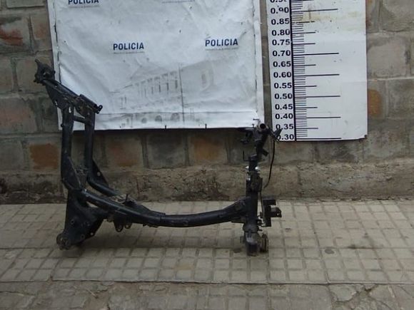 Hallaron en un baldío el cuadro de una moto robada