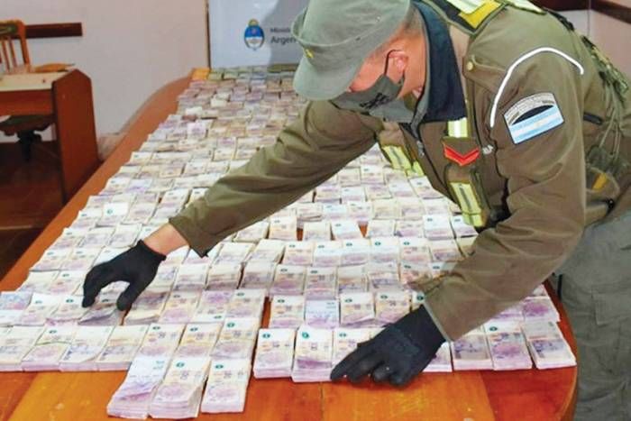 Gendarmería interceptó a dos personas que viajaban por la autovía 14 con  casi $4 millones