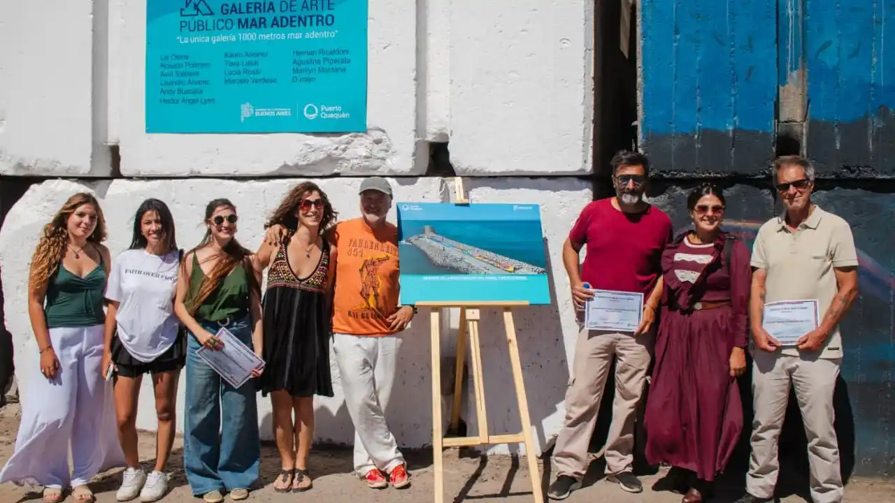 Parte del equipo que acompañó a Ricaldoni en el trabajo de restauración del mural “Reflejos”