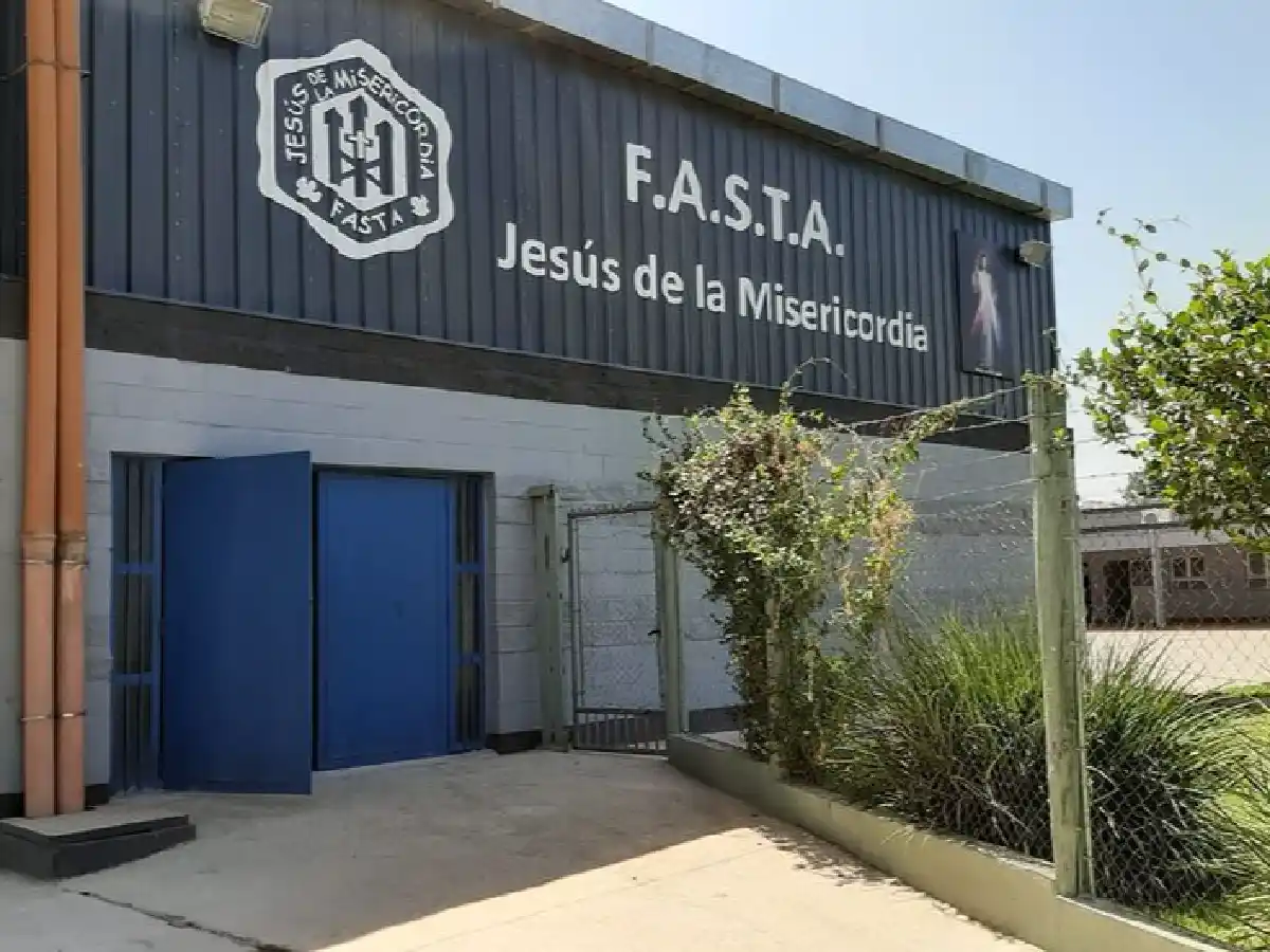 San Cayetano: robó sillas de un colegio y fue detenido mientras escapaba 