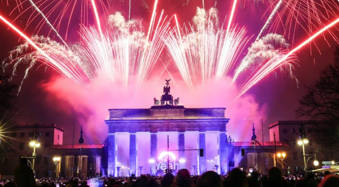 Fuegos artificiales iluminan el cielo sobre la Puerta de Brandeburgo. EFE