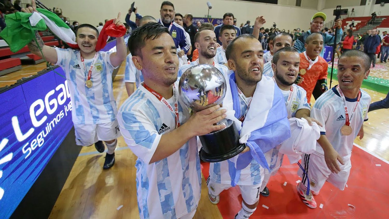 Tres malvinenses son parte del seleccionado de fútbol de talla baja que arrasó en la Copa América: Eliminó a Brasil y ganó 5 a 0 la final