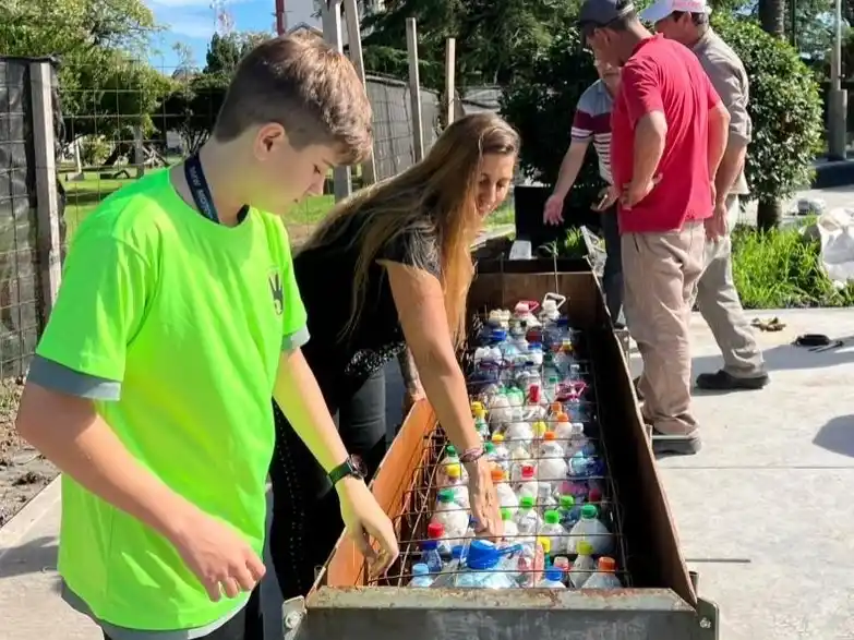 Los bancos están siendo construidos con ecobotellas, reafirmando el compromiso de la comunidad con el cuidado del ambiente y la reutilización de materiales. Foto: Municipalidad de Firmat.