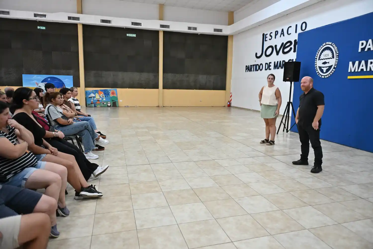 La entrega de carnets a los beneficiarios fue encabezada por el intendente Walter Wischnivetzky y la coordinadora del programa, Sofía Garú.