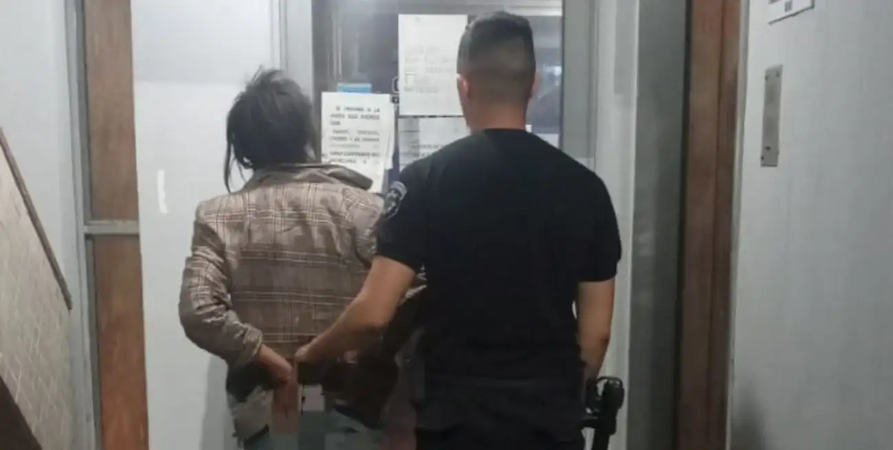 El intruso fue trasladado a sede policial.