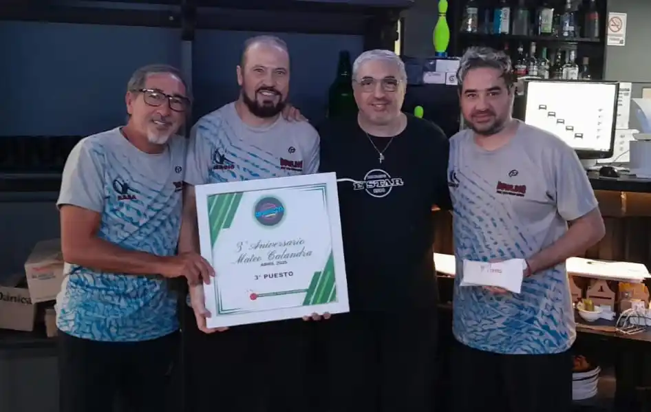 Contrera, Barbero y Velázquez junto al organizador y dueño de la bolera, Mauro Calandra.