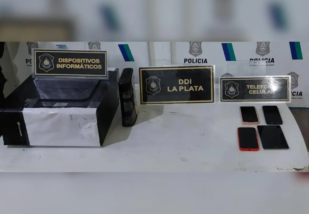 Allanaron el domicilio de un adolescente por trucar con IA fotos de sus compañeras en La Plata