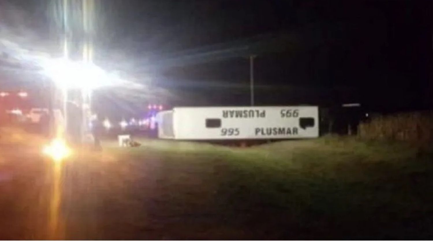 Volcó un micro a la altura de Chascomús: hay dos muertos y unos 45 heridos