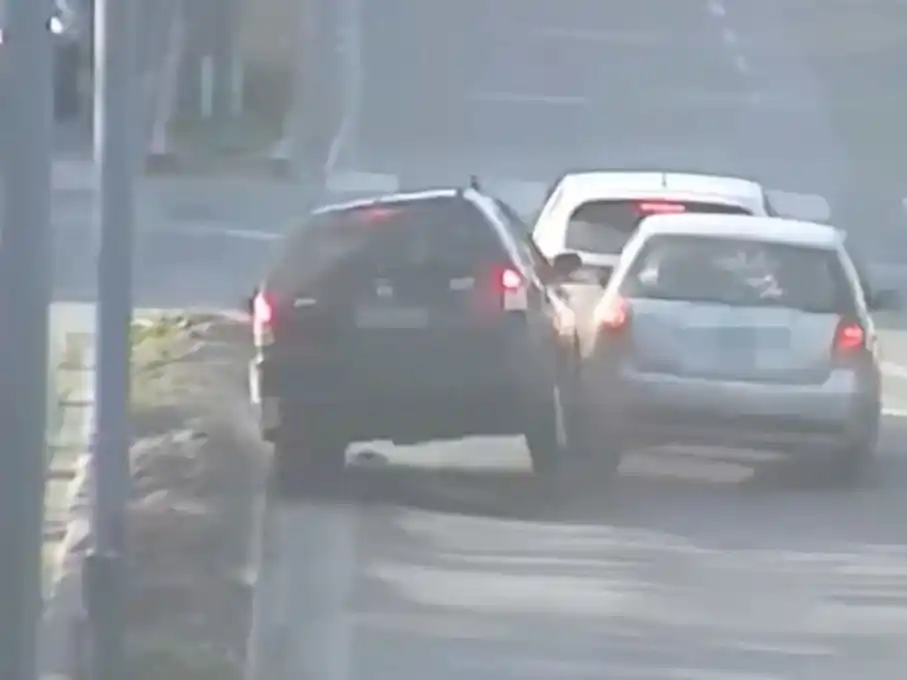 En su huida, embistieron de forma violenta contra otro automóvil.