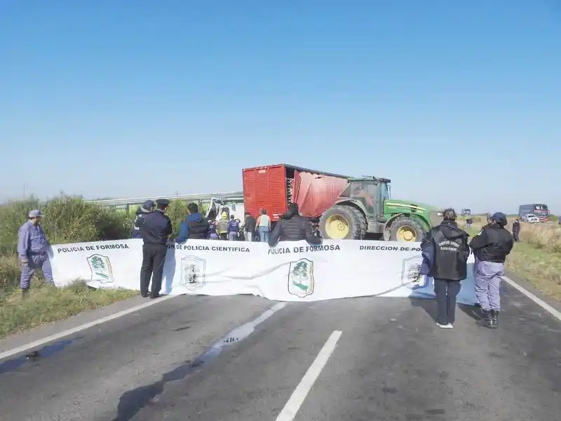 Tres víctimas fatales y varios heridos en 
violento choque entre un camión y un colectivo