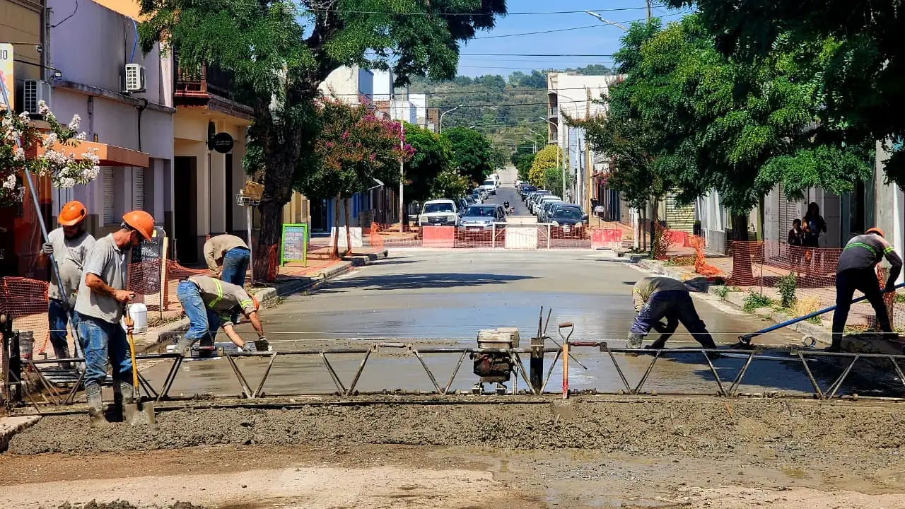 Con trabajos en la calle Sarmiento, el Municipio continúa con el plan de repavimentación.