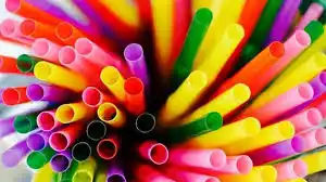 Prohíben la "entrega, uso y expendio" de sorbetes en la ciudad de Buenos Aires