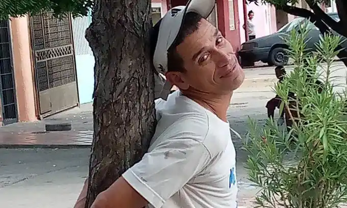 LA EXTRAÑA POSE del criminal “Yoni El Tuerto” luego de ser atrapado y amarrado a un árbol en Cumaná