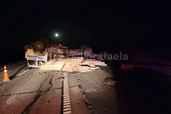 Atención: media calzada obstruida en Ruta Nacional 19 por el vuelco de un camión