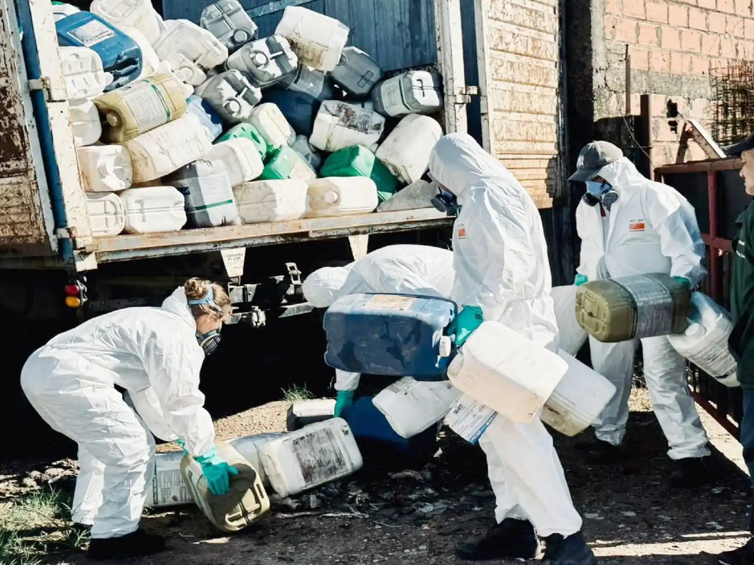 La provincia intervino en Rosario del Tala y retiró más de 2000 bidones de fitosanitarios