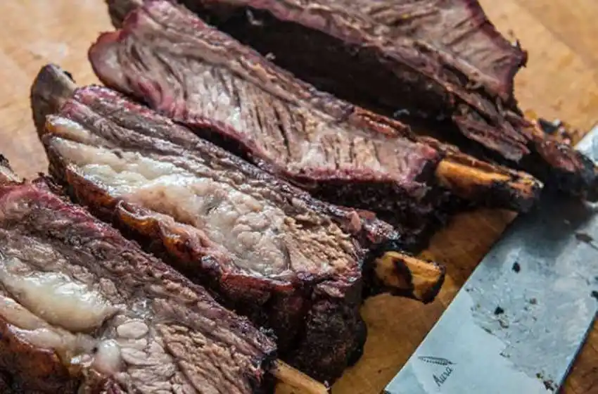 Sin reuniones no hay parrilla: carniceros rosarinos afirman que el asado de costilla no se vende como antes