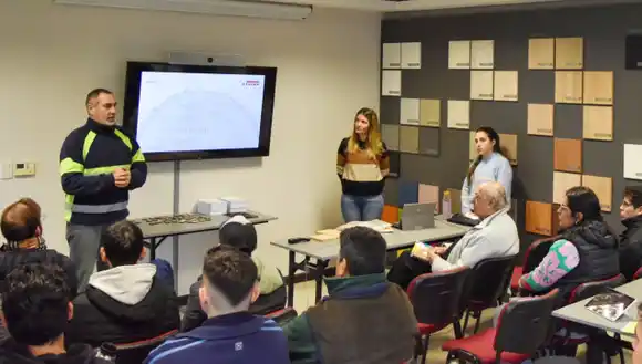 Comenzó la capacitación de armado de muebles de oficina