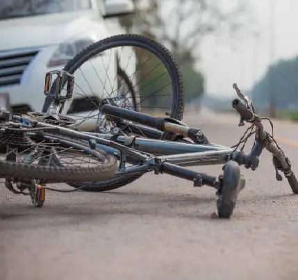 Abrió la puerta del auto sin mirar por el espejo e hizo caer a una mujer en bicicleta que fue trasladada al Hospital