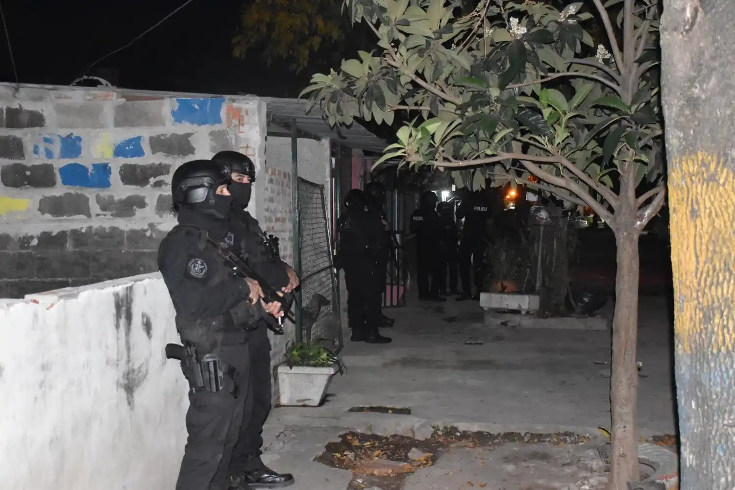 En los procedimientos, además, se incautaron municiones, drogas, vehículos, teléfonos celulares y dinero.