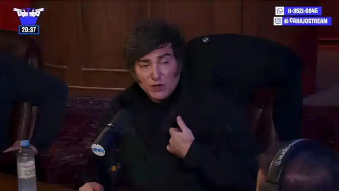 Milei quiere hacer una obra teatro con "rubias voluptuosas" en el muro de Berlín