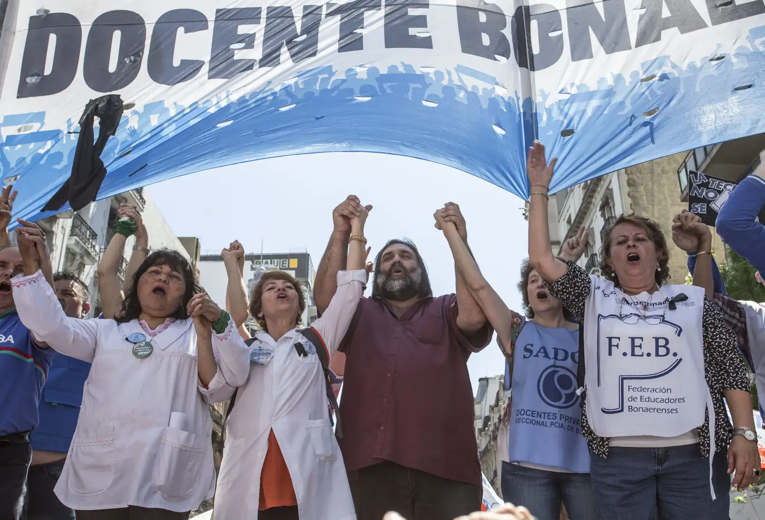 Gremios dicen que la adhesión al paro fue del 90 por ciento, pero el Gobierno habla de 43%