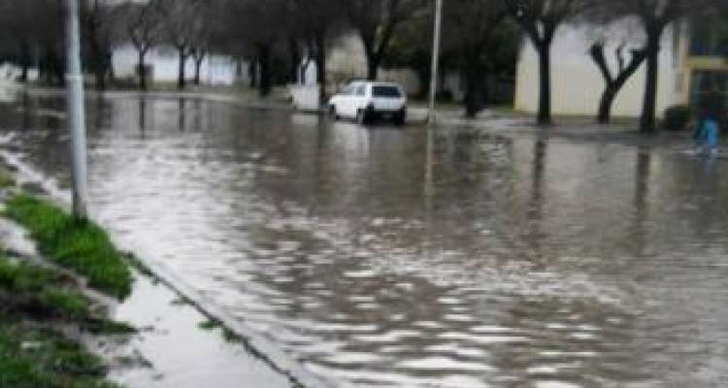 Calles anegadas por lluvia