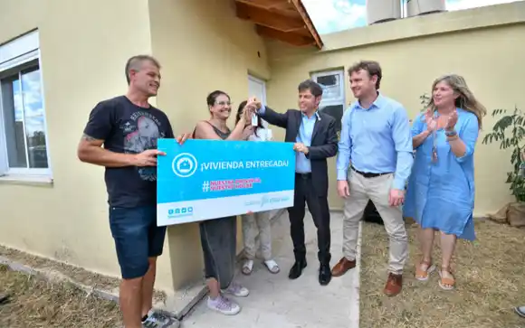 Kicillof en Olavarría: entregó viviendas y firmó convenios para obras por $1.500 millones