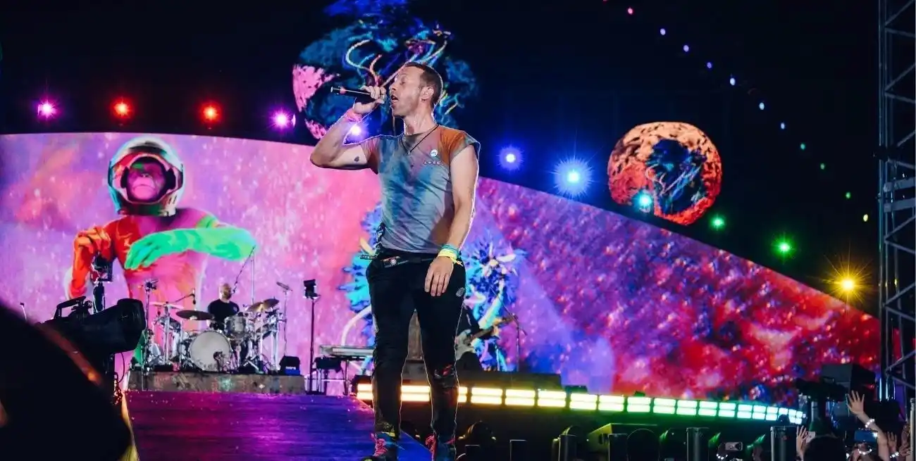 Chris Martin y Coldplay quedaron vinculados al armado artístico del espectáculo en el MetLife Stadium.