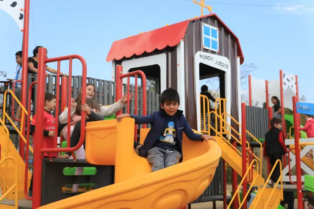 Llamado a licitación para la adquisición de juegos infantiles y mobiliario urbano