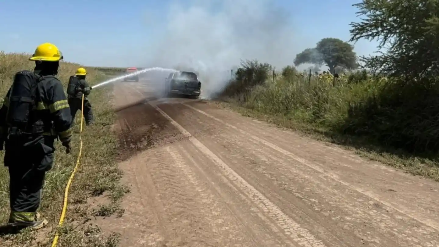 Incendio de camioneta en zona rural de quebracho rural 2