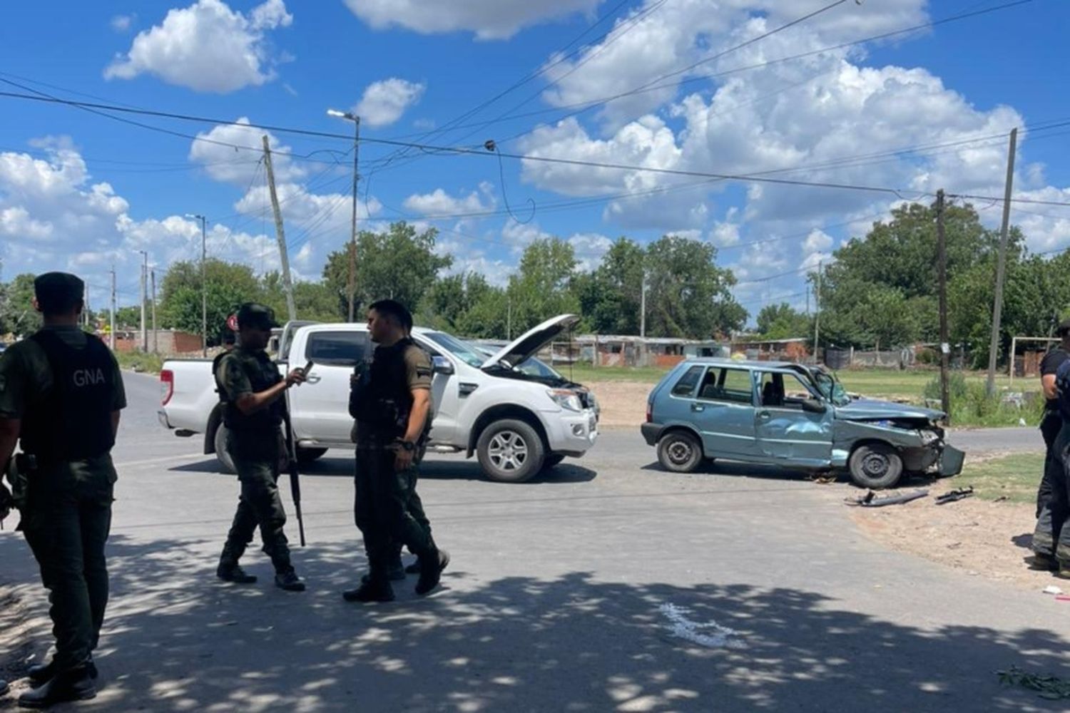 Fuerte choque entre una camioneta y un auto en zona noroeste