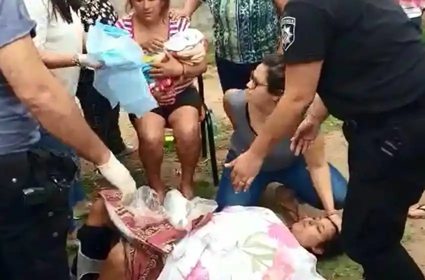Asistida por sus vecinos, una mujer dio a luz en plena calle