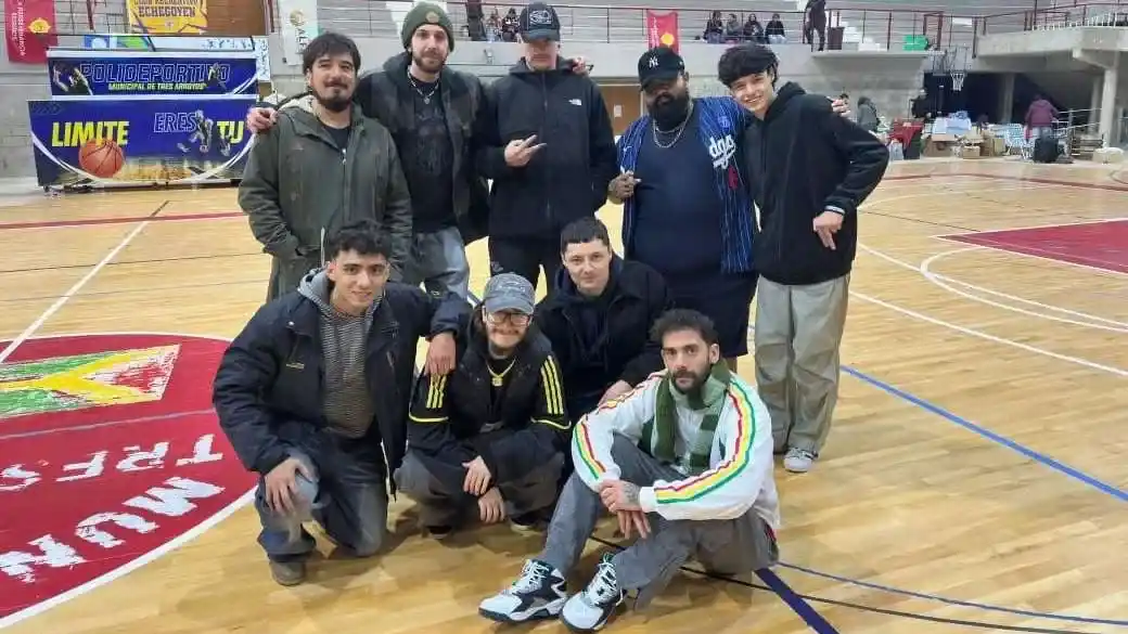 La formación: Samu Taboada en bajo, Joel Christensen en guitarra, Juanvi en teclado, Joaquín De Marco en batería, y las voces de Dimol, Lemon, G-Sus y Pibe Cantor