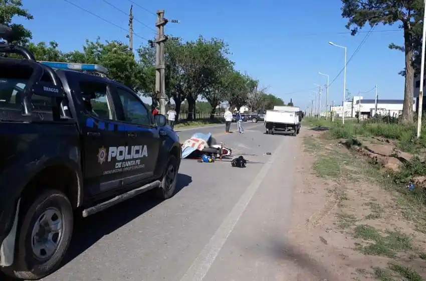 Un joven motociclista falleció tras impactar contra un camión