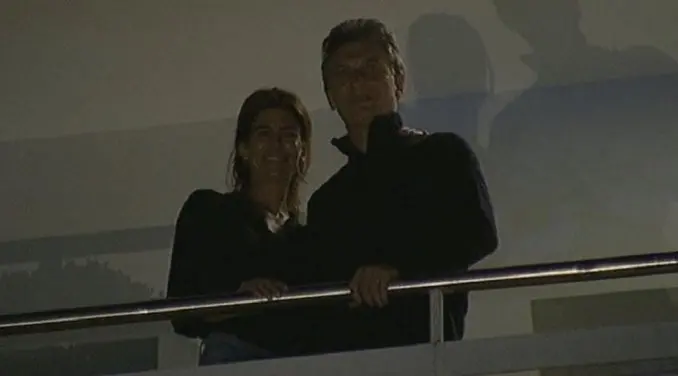 Un grupo de personas fue al departamento de Macri a darle el primer saludo como Presidente
