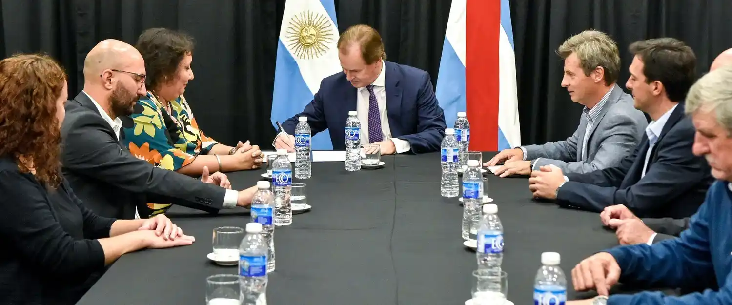 Bordet firmó contratos para realizar obras en cinco municipios