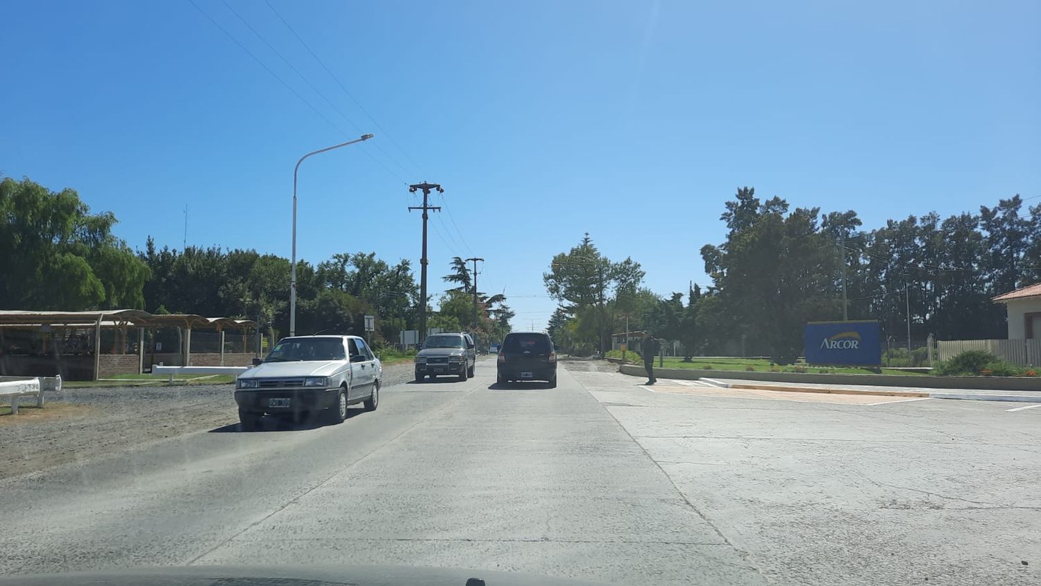 Imposible cruzar el paso a nivel porque está intransitable