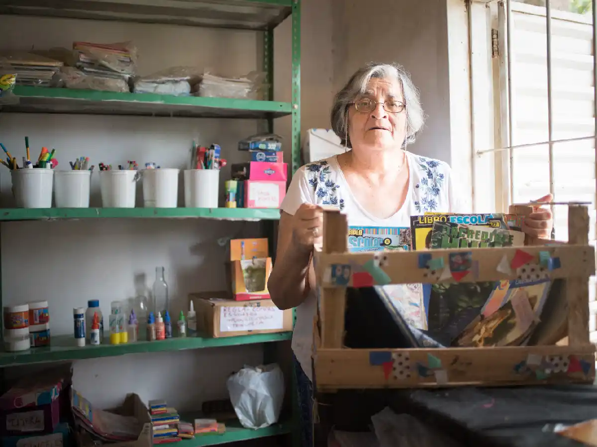 Una mujer de Frontera abre su ventana para incentivar a los  chicos a que lleven libros y lean