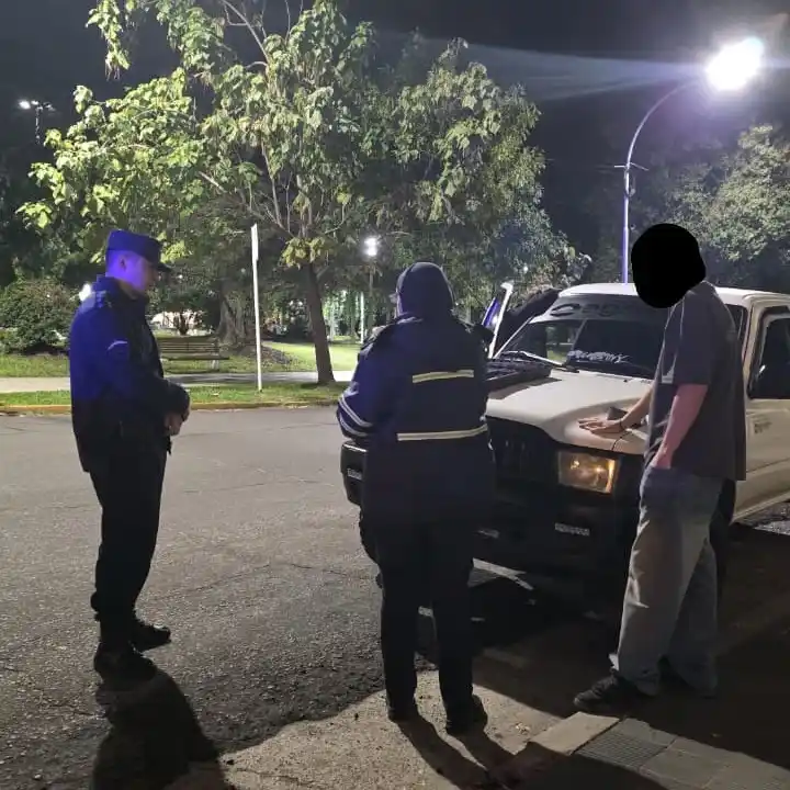 Camioneta retenida: conductor alcoholizado realizaba maniobras peligrosas en plena vía pública