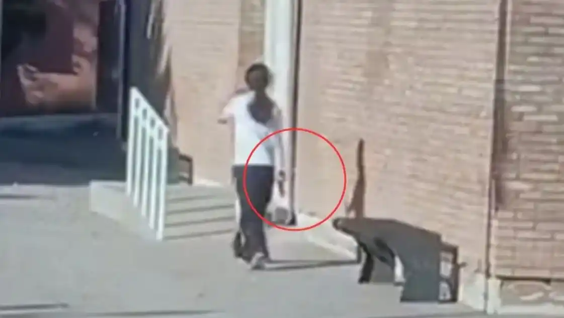 La menor se mostró con el arma en el patio.